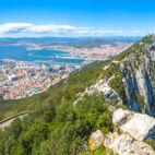 Panorama of top of Gibraltar Rock, in Upper Rock Natural Reserve: on the left Gibraltar town and bay, | Von bennymarty