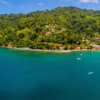 Aeria lview of the Tobago island from above. Blue Caribbean sea with huge waves by the beach. Von ingusk