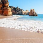 Summer sandy beach (Algarve, Costa Vicentina, Portugal). Beautiful natural summer vacation travel concept. Von olezzo