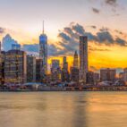 Brooklyn bridge and downtown New York City in beautiful sunset Von kanonsky